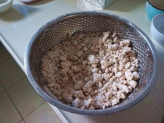 5、蜜豆松糕,拌至粉和水混全混合，混合好粉会有些结块，用手将小块搓松散