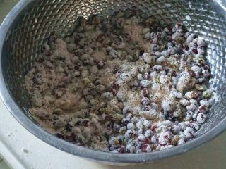 8、蜜豆松糕,拌匀即成了红豆糕粉