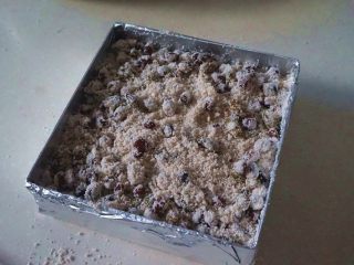 10、蜜豆松糕,然后放入一层红豆糕粉，再放入一层米粉