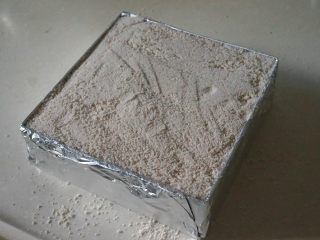 11、蜜豆松糕,交替直至全部放完，用刮板将表面刮平