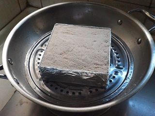 12、蜜豆松糕,待锅中的水烧开后，放入锅蒸45分钟左右即可