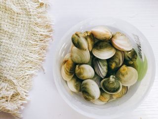 1、完全不用加调料的天然美味-日式杂炊,新鲜蛤蜊泡水加点盐吐沙