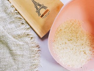 3、完全不用加调料的天然美味-日式杂炊,把米洗净