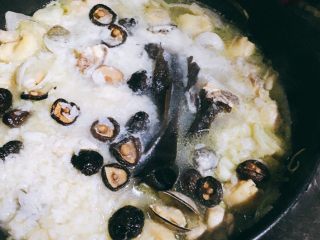 11、完全不用加调料的天然美味-日式杂炊,加入煮好的白饭进来，煮至微稠即完成