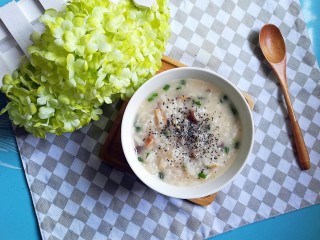 12、香菇鲫鱼汤粥,食用前撒少许黑芝麻核桃粉提味，更加完美