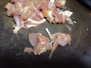 1、酱爆腰果鸡丁,切成小块