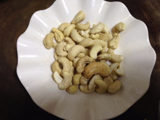 6、酱爆腰果鸡丁,腰果用水冲净控水