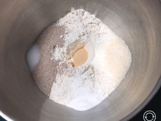 1、奶油黑麦奶酪包,黑麦粉和高筋粉混合，加入泡打粉，盐和细砂糖对角放，发酵粉放中间。