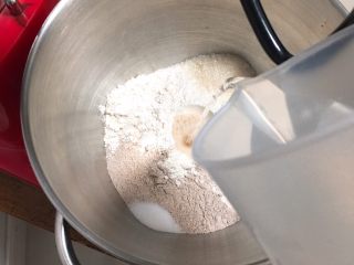 2、奶油黑麦奶酪包,清水加温至37度，倒入厨师机搅拌一下。