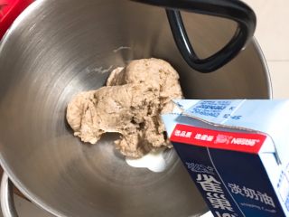 4、奶油黑麦奶酪包,加入淡奶油。