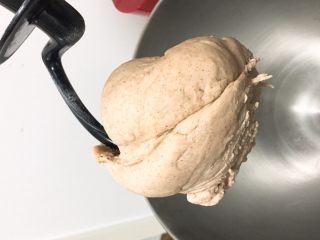 6、奶油黑麦奶酪包,10分钟面粉就成团，检查面团硬湿度。