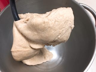 8、奶油黑麦奶酪包,继续揉面20分钟。