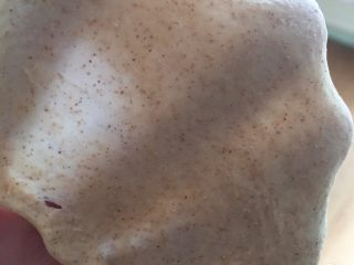 10、奶油黑麦奶酪包,面团出手套膜就可以。