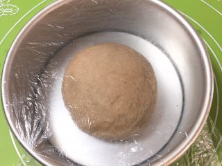 11、奶油黑麦奶酪包,面团滚圆，放入模具盖上保鲜膜。