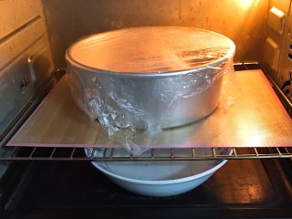 12、奶油黑麦奶酪包,烤箱发酵档，底部放一碗热水，发酵60分钟，天气冷30分钟更换一次热水。