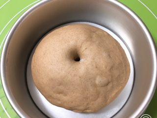 13、奶油黑麦奶酪包,发酵完成后用手指戳一下不反弹，就证明发酵成功。