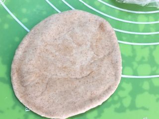 16、奶油黑麦奶酪包,将剂子擀成圆饼。