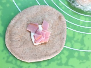 17、奶油黑麦奶酪包,放沙拉酱和火腿肉。