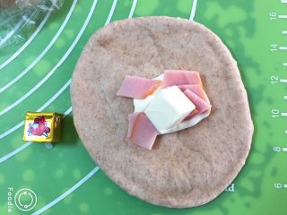 18、奶油黑麦奶酪包,再放奶酪。