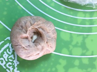 19、奶油黑麦奶酪包,将剂子包裹起来，收紧口子。