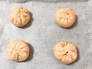 20、奶油黑麦奶酪包,放入烤盘，口子的面可以朝下，我这次面朝上。