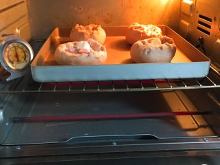 22、奶油黑麦奶酪包,两次发酵后，口子开口，就要这种效果，烤箱预热至190度，烤制20分钟。