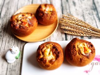 23、奶油黑麦奶酪包,烤完拿出冷却。