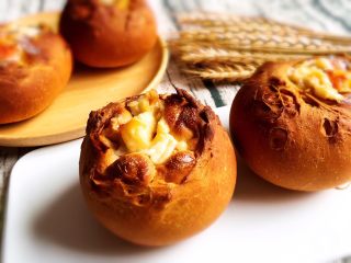 25、奶油黑麦奶酪包,香味十足的面包就这样出炉了，尝一口真棒。