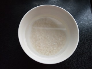 2、清理肠胃&香菇胡萝卜粥,大米洗净备用。