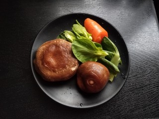 3、清理肠胃&香菇胡萝卜粥,胡萝卜，香菇，小白菜洗净备用。