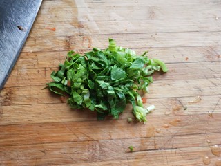 5、清理肠胃&香菇胡萝卜粥,小白菜切碎。