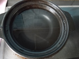 6、清理肠胃&香菇胡萝卜粥,砂锅放水，烧开。