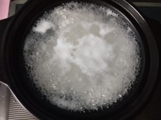 7、清理肠胃&香菇胡萝卜粥,洗好的大米放入砂锅，大火烧开，转小火，中间要搅拌一下。