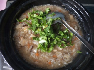 12、清理肠胃&香菇胡萝卜粥,放入小白菜和几滴小麻油。