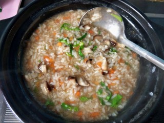 13、清理肠胃&香菇胡萝卜粥,搅拌均匀，就可以出锅啦！