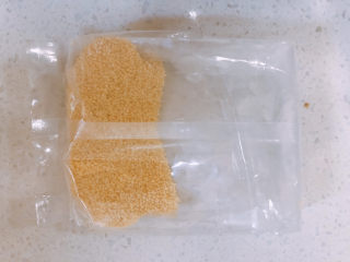 3、红薯南瓜粥,准备好小米。