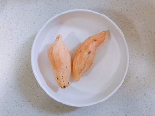 4、红薯南瓜粥,把红薯削皮,再切成块。