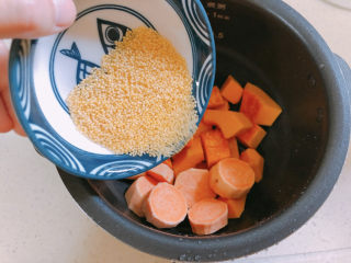 12、红薯南瓜粥,倒入小米。