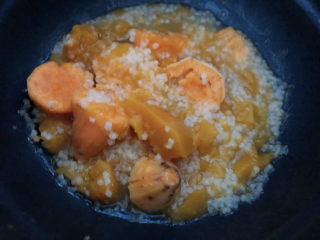 15、红薯南瓜粥,煮熟后加点糖。