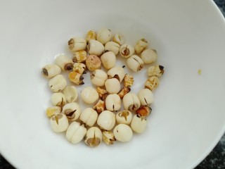 4、甑糕,准备莲子