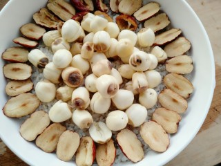 16、甑糕,再铺上剩下的红枣，把莲子也铺上