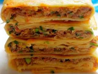 1、懒人版土豆馅饼,切开的馅饼图来一张,鲜美多汁。