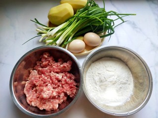2、懒人版土豆馅饼,准备食材。