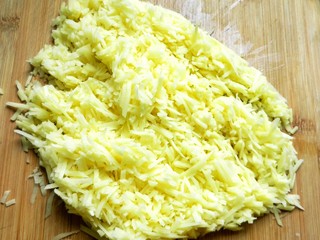 3、懒人版土豆馅饼,土豆切丝再切碎。