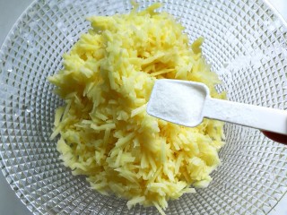 4、懒人版土豆馅饼,放一勺盐腌10分钟。