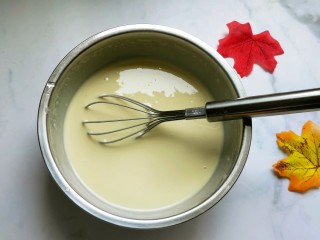 6、懒人版土豆馅饼,搅拌成无颗粒状。