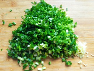 7、懒人版土豆馅饼,香葱切碎。