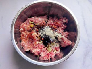 8、懒人版土豆馅饼,肉馅中放入盐,一勺小麻油,一勺老抽,一勺生抽,一勺蚝油,一勺料酒,胡椒粉,鸡精,三勺清水分三次加入。