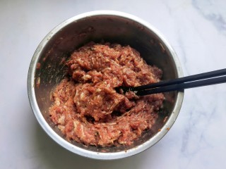 9、懒人版土豆馅饼,沿一个方向搅拌均匀。