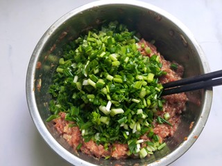 10、懒人版土豆馅饼,放入葱花搅拌均匀。